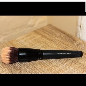 Smoothing face foundation brush